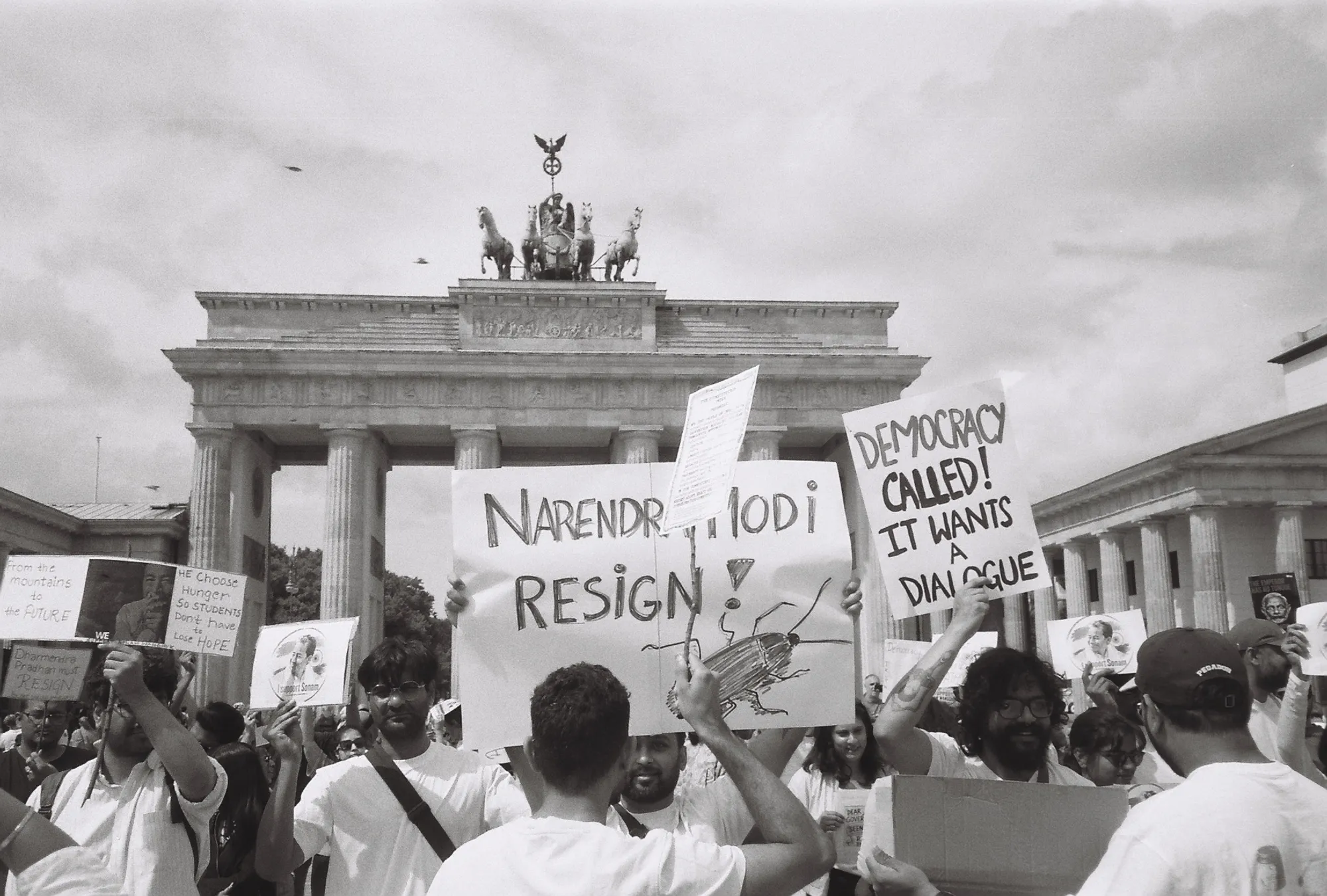 Cockraches say: resign!